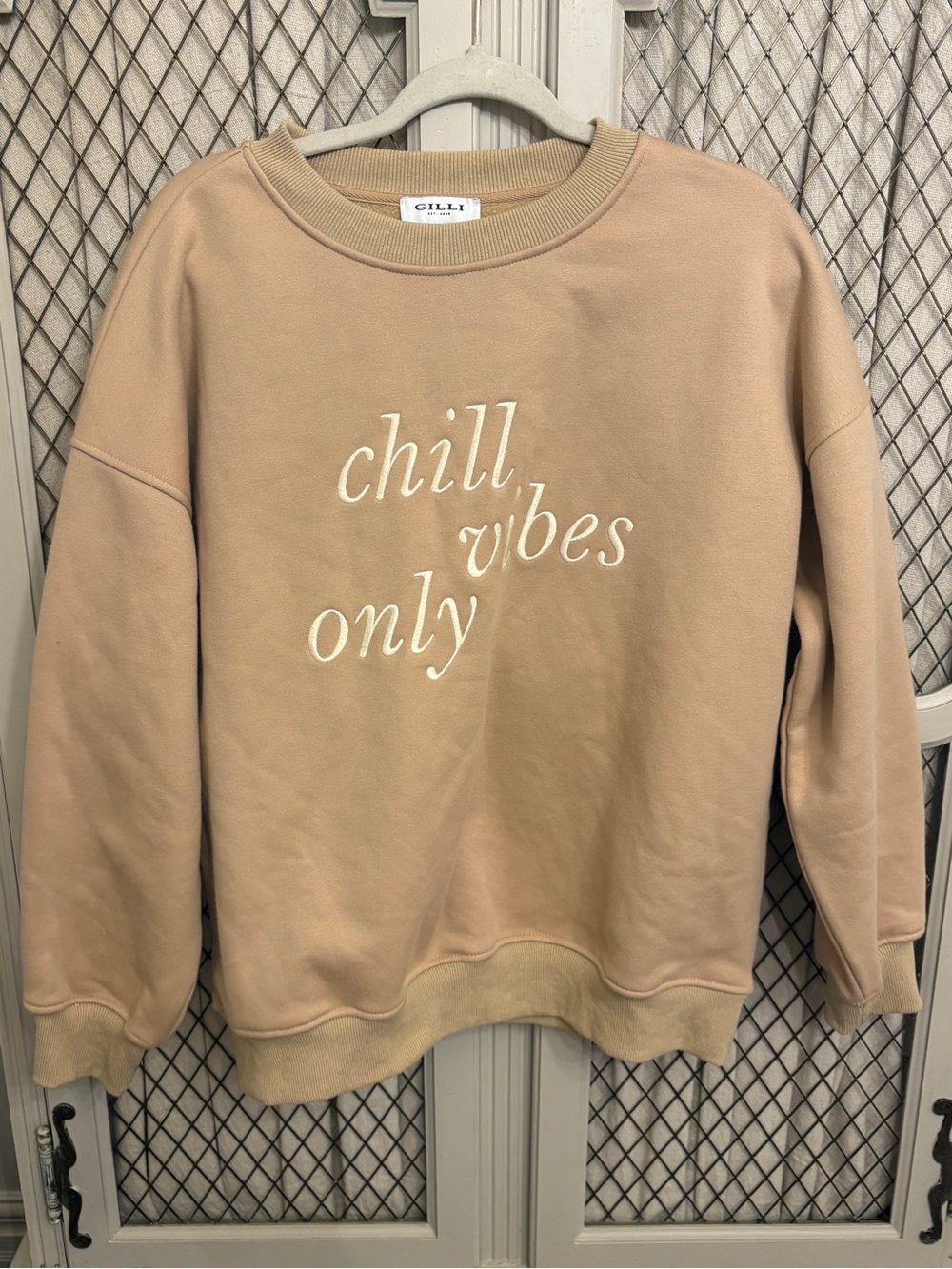 Gilli Tan Chill Vibes Only Embroidered Pullover Sweatshirt M